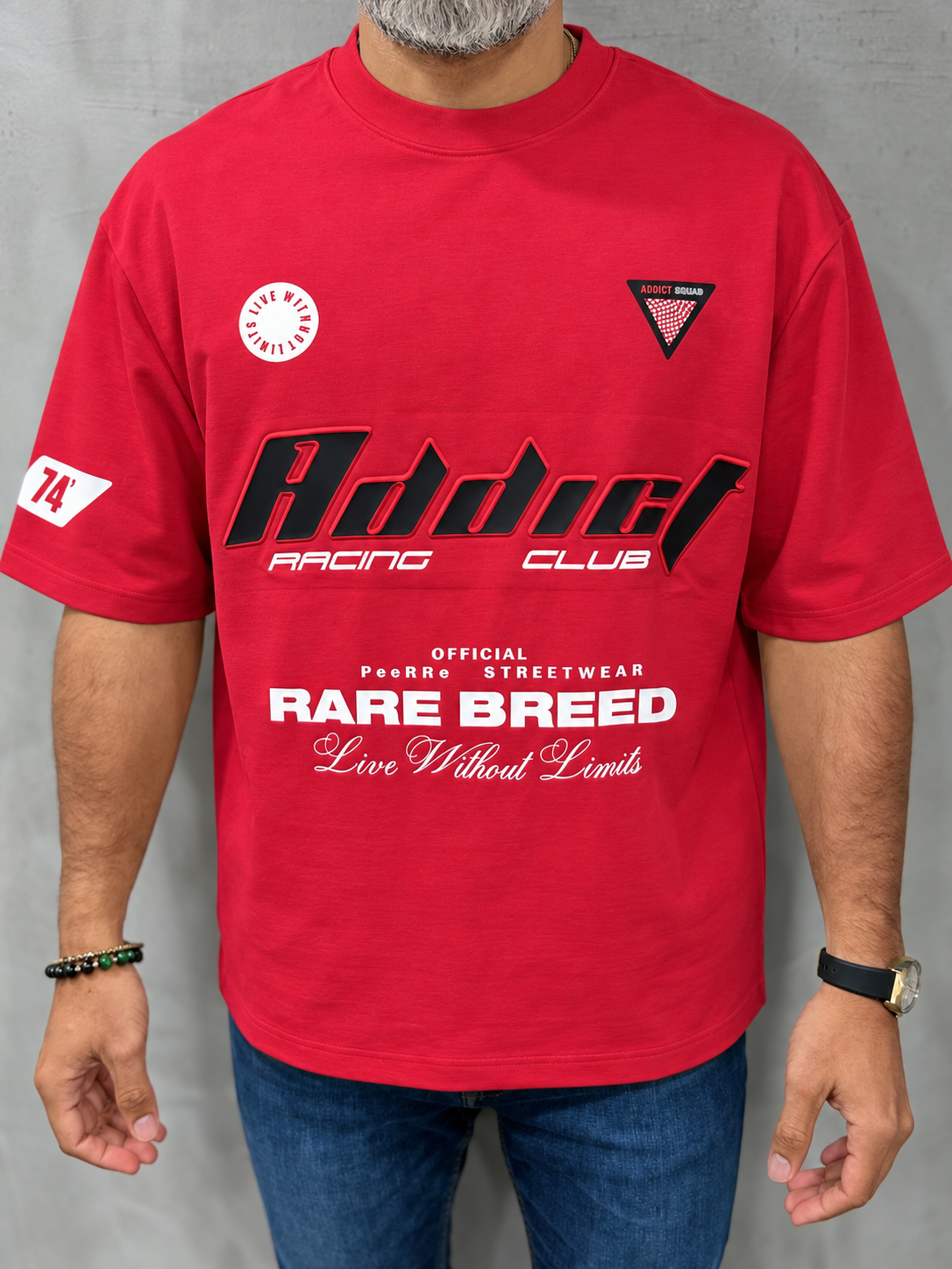 T-shirt Addict Racing red Oversized sobre modelo — MW Men's Boutique