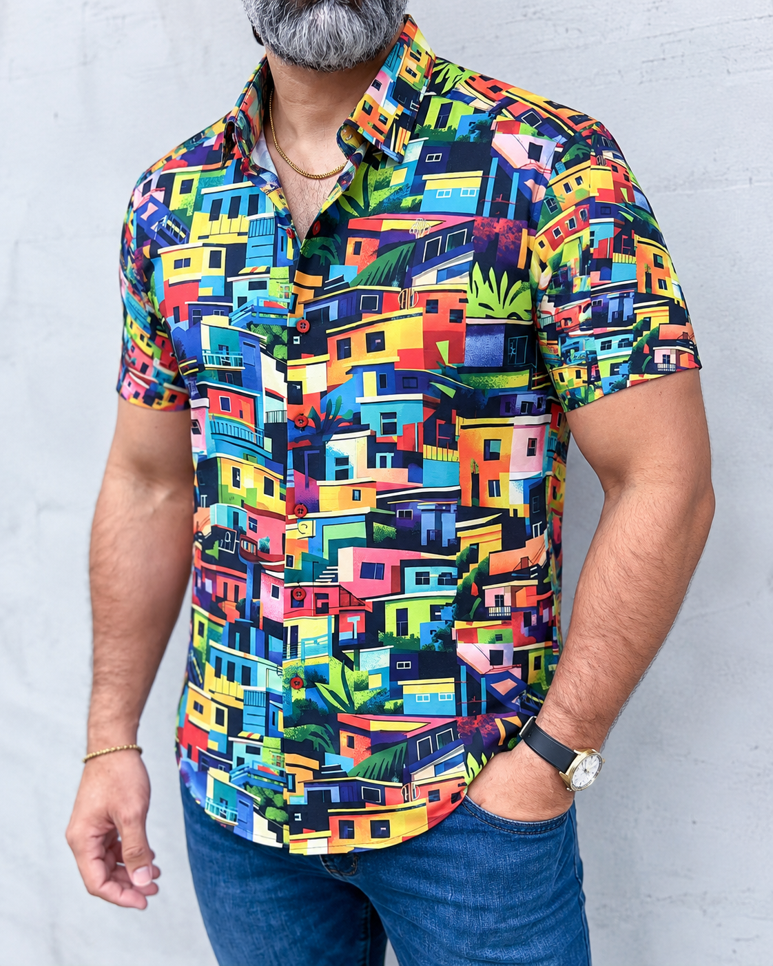 Camisa MW La Perla 1700 multicolor, modelo de pie en tres cuartos con mano en el bolsillo