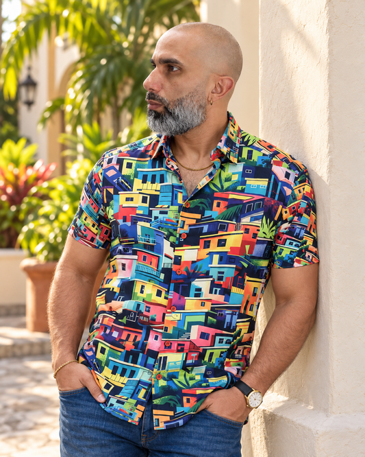 Modelo con camisa MW La Perla 1700 multicolor en ambiente tropical junto a una fachada