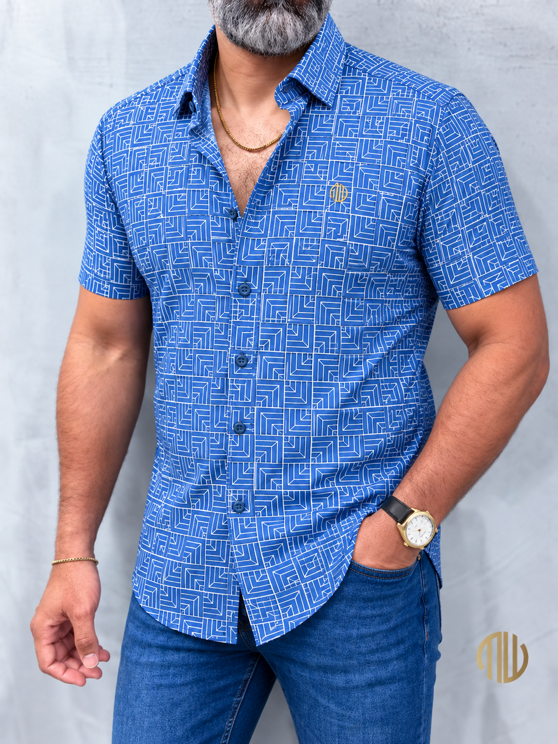 Camisa MW Twilight azul geométrica, modelo de pie en tres cuartos con mano en el bolsillo