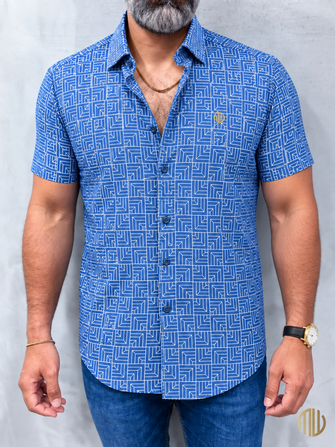 Camisa MW Twilight azul con estampado geométrico, vista frontal con brazos relajados