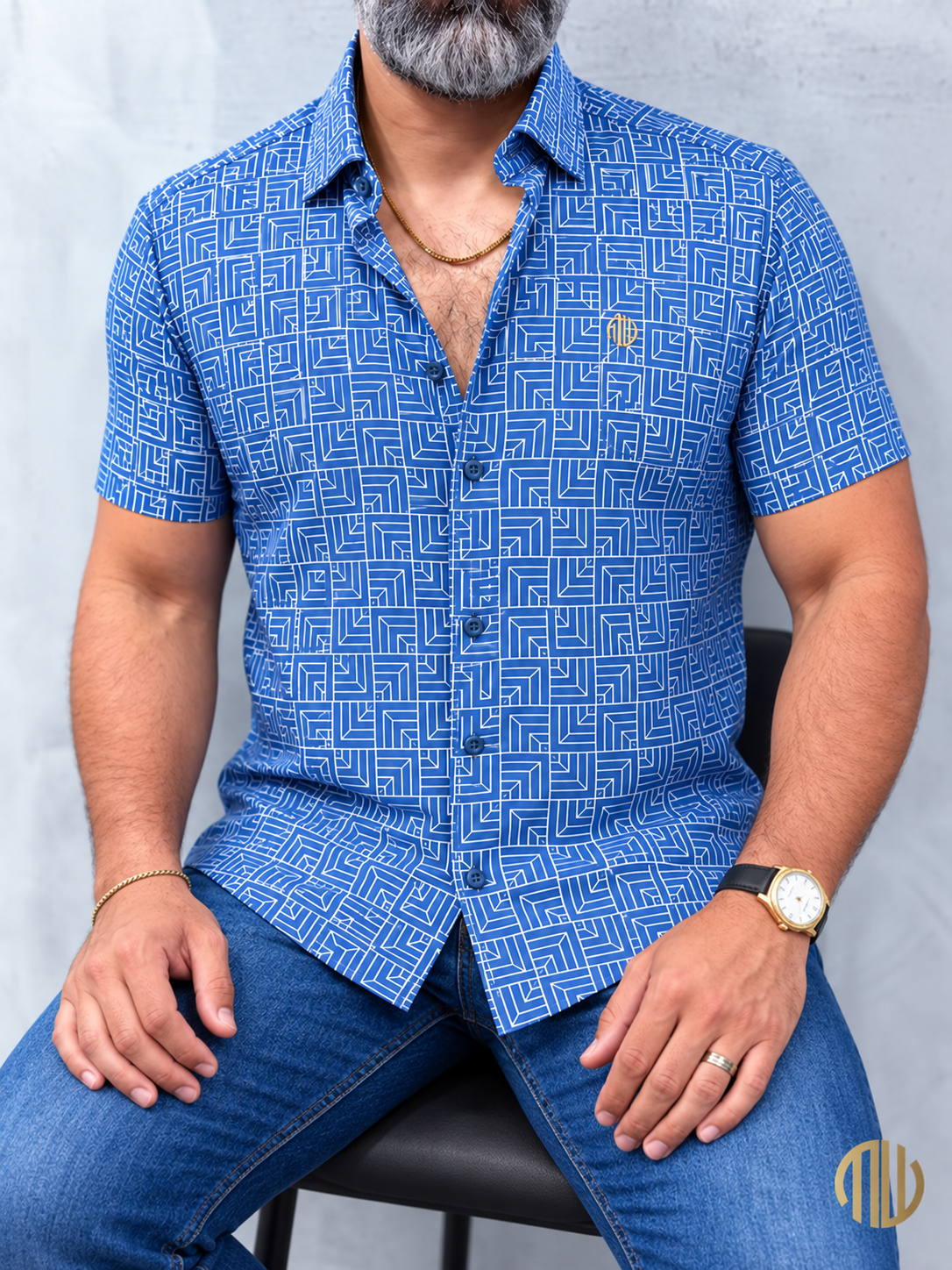 Camisa MW Twilight azul geométrica, vista frontal en modelo sentado