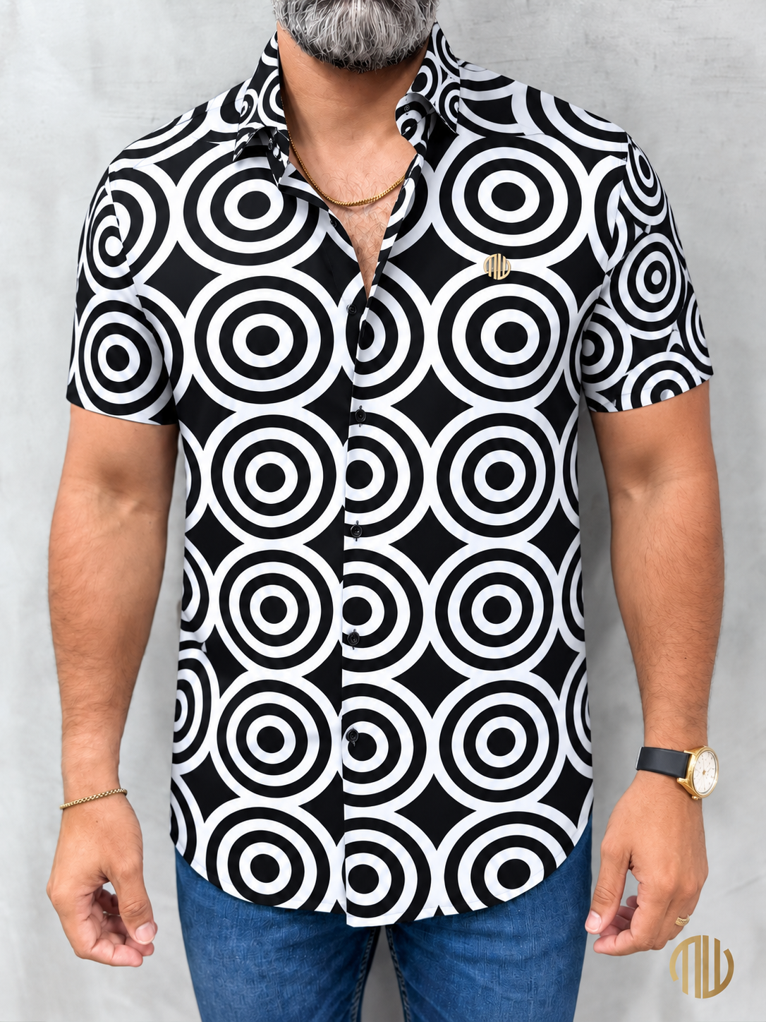 Camisa MW Hypnotic de círculos blanco y negro, modelo de frente con brazos relajados