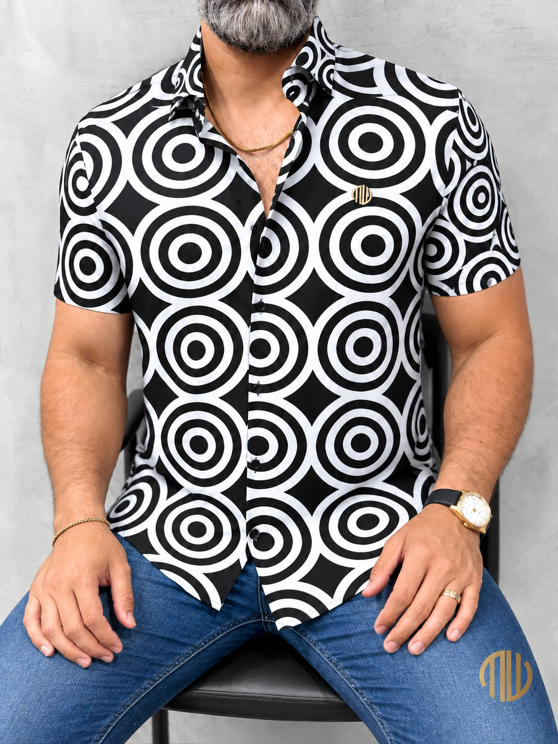 Camisa MW Hypnotic con estampado de círculos, vista frontal en modelo sentado