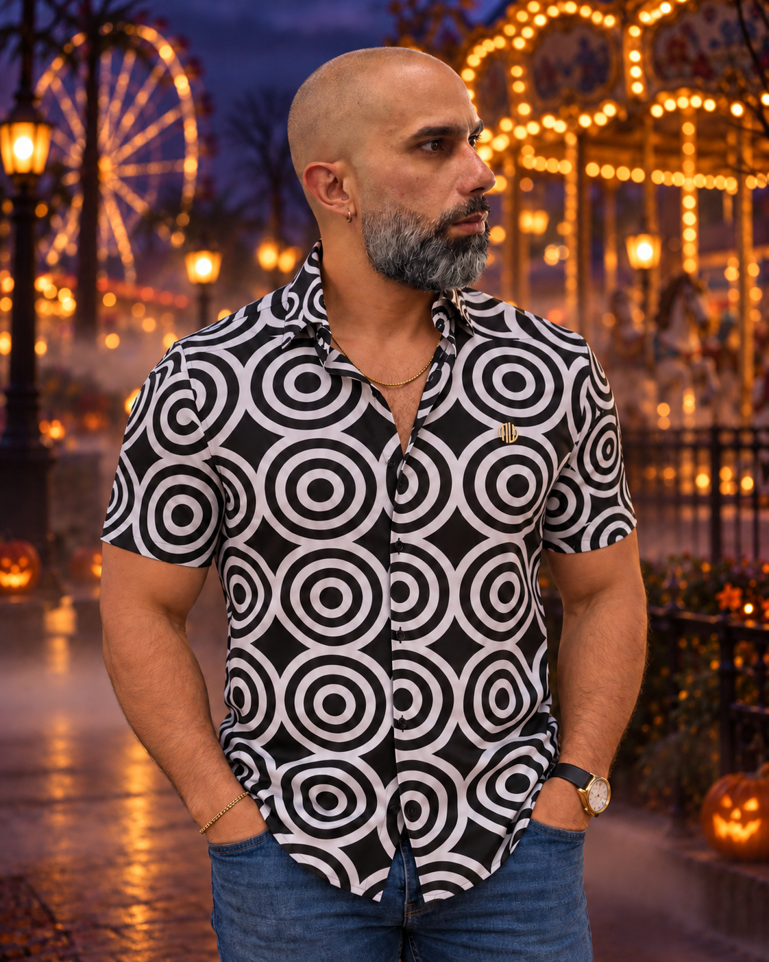 Modelo con camisa MW Hypnotic blanco y negro en parque de atracciones nocturno con ambiente Halloween