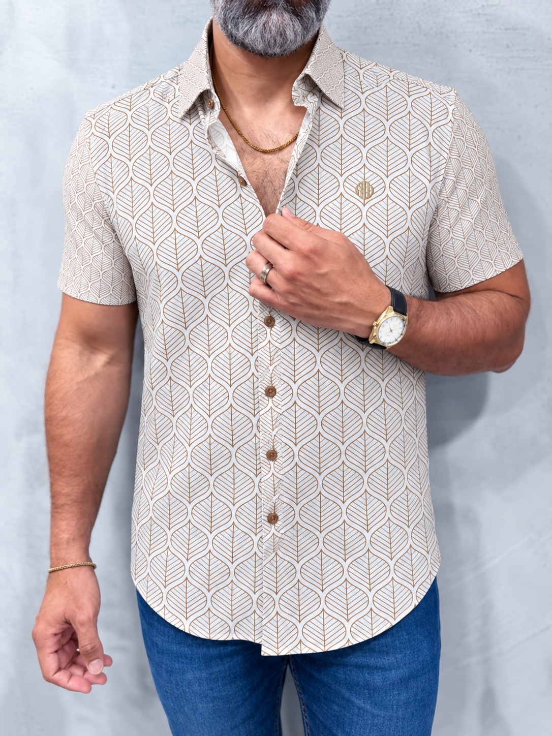Camisa MW Oktober-Fest de manga corta con hojas en tonos tierra sobre base clara, vista frontal en modelo