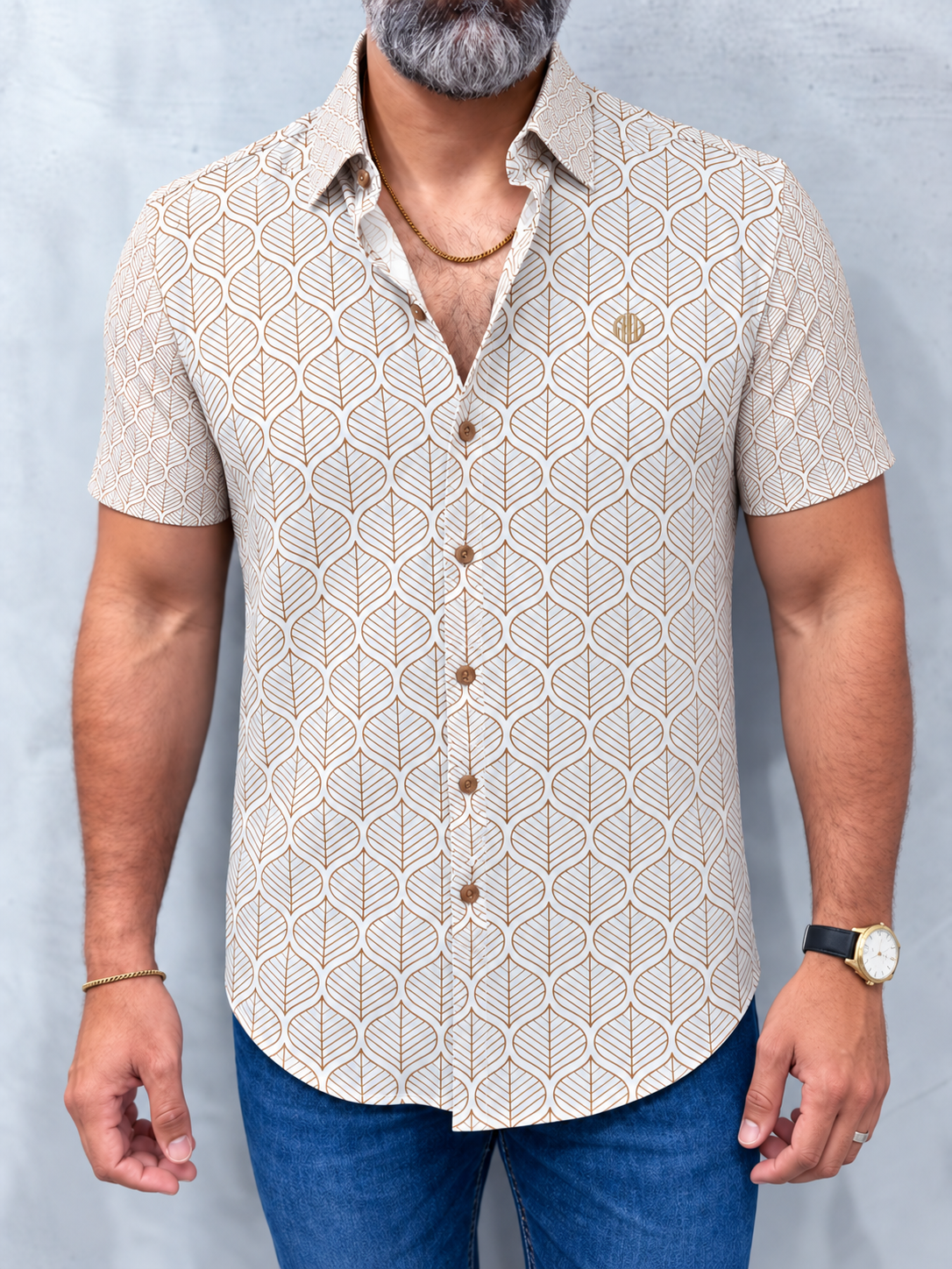 Camisa MW Oktober-Fest de hojas en tonos tierra, modelo de frente con brazos relajados