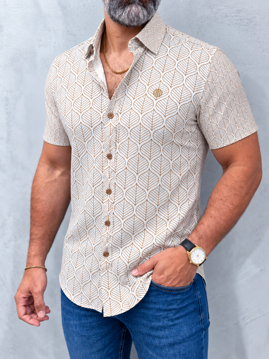 Camisa MW Oktober-Fest de hojas en tonos tierra, vista en tres cuartos con mano en el bolsillo