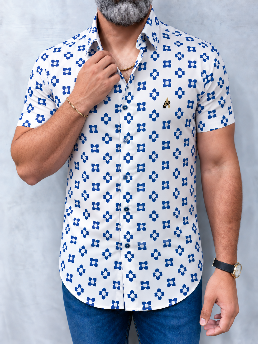 Camisa AGS House of Phobia de Addict Gold Series: estampado geométrico azul sobre blanco marfil y A bordada en oro y negro; vista de estudio.
