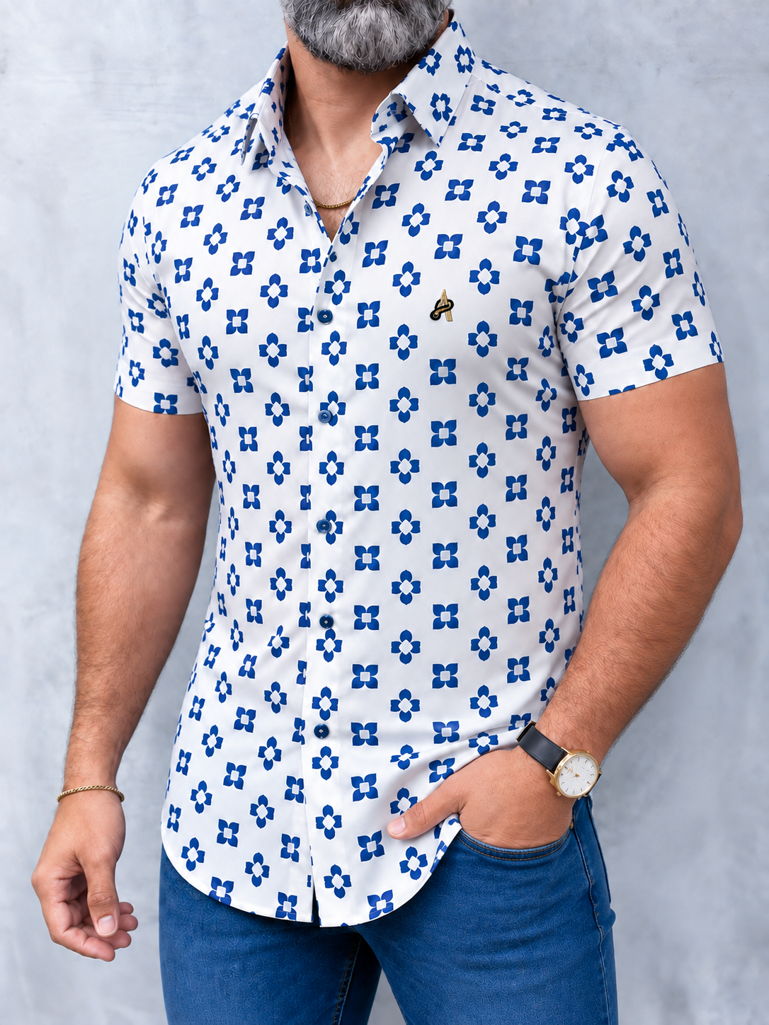 Camisa AGS House of Phobia de Addict Gold Series: estampado geométrico azul sobre blanco marfil y A bordada en oro y negro; vista de estudio.
