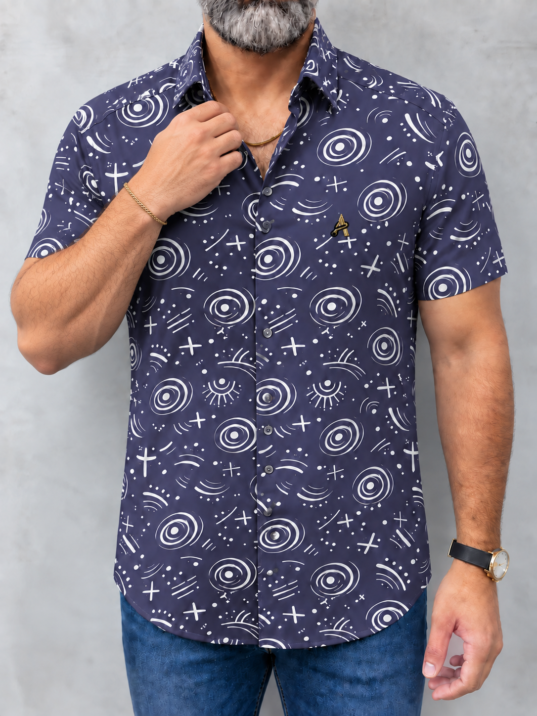 Camisa AGS Boo de Addict Gold Series: fondo índigo, espirales, arcos y puntos marfil y A bordada en oro y negro; vista de estudio.