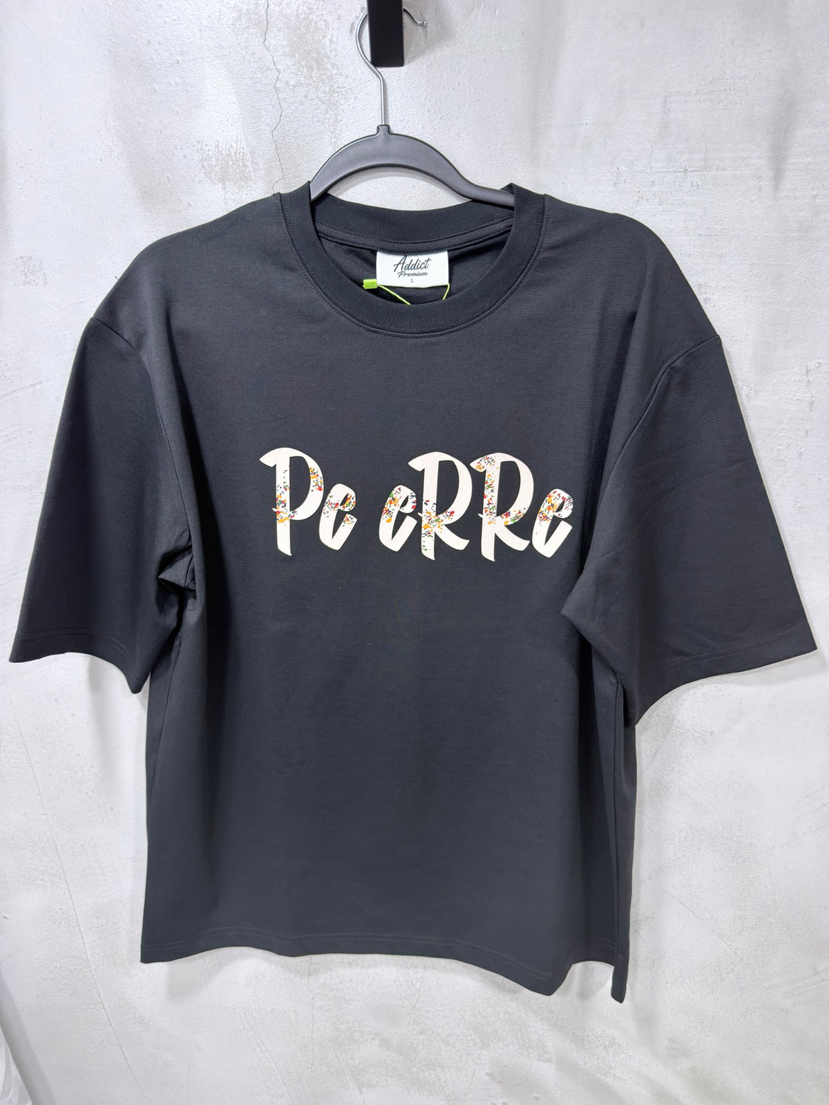 Foto original de la camisa Addict Pe ERRE black Edition y detalle del diseño