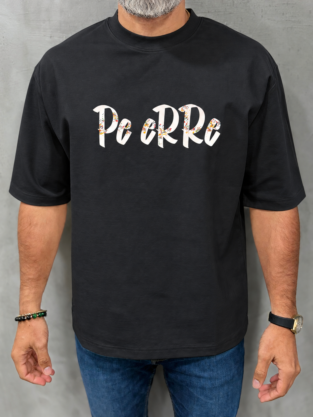 Pe ERRE black Edition de Addict, T-shirt Oversized con diseño frontal sobre modelo — MW Men's Boutique