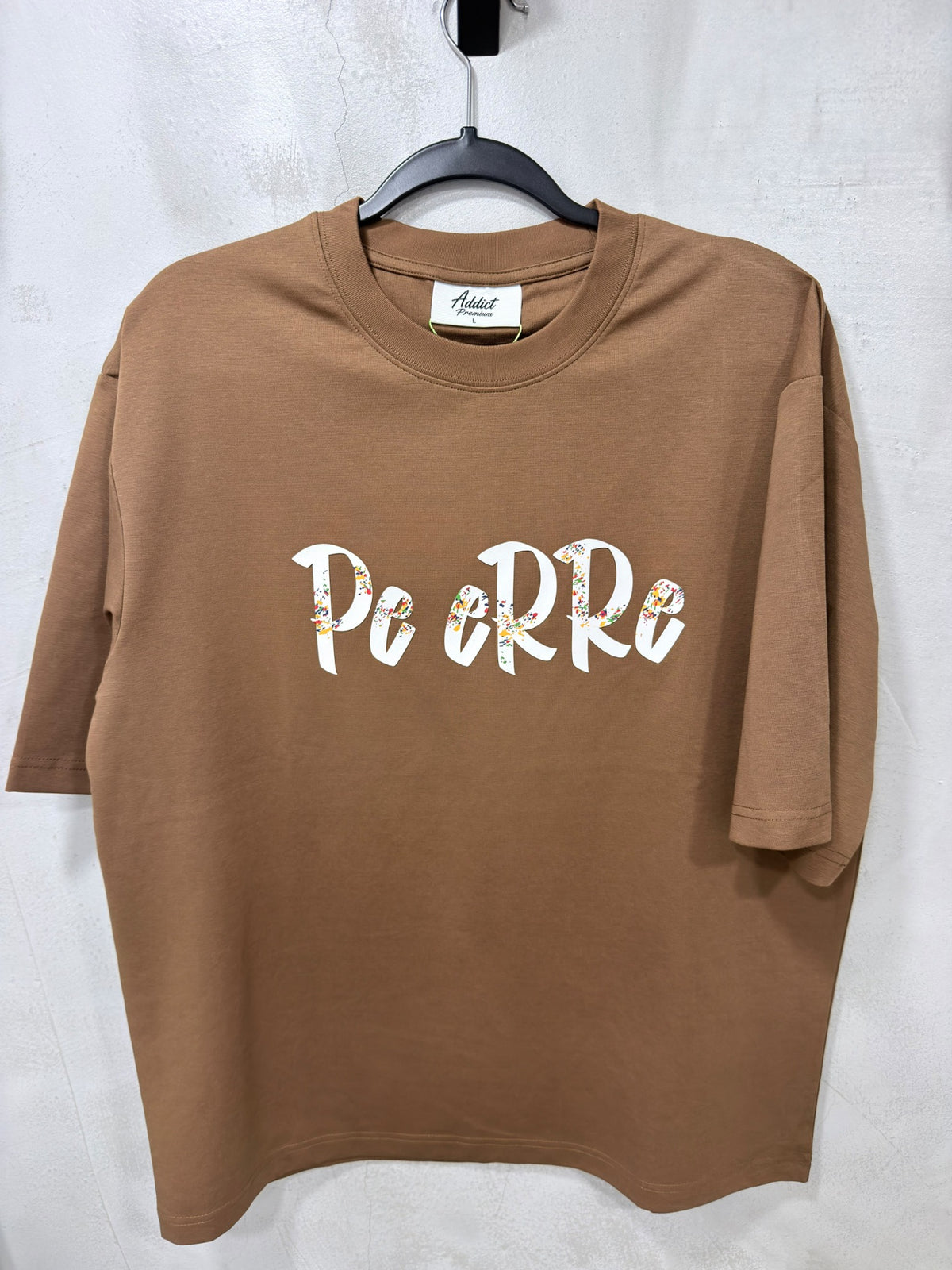 Foto original de la camisa Addict Pe ERRE brown Edition y detalle del diseño