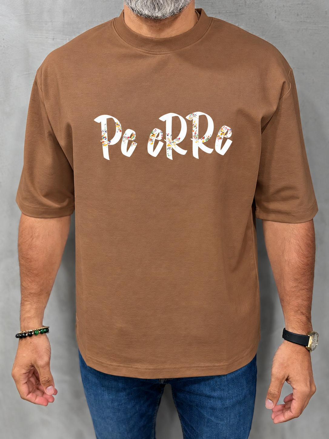 Pe ERRE brown Edition de Addict, T-shirt Oversized con diseño frontal sobre modelo — MW Men's Boutique