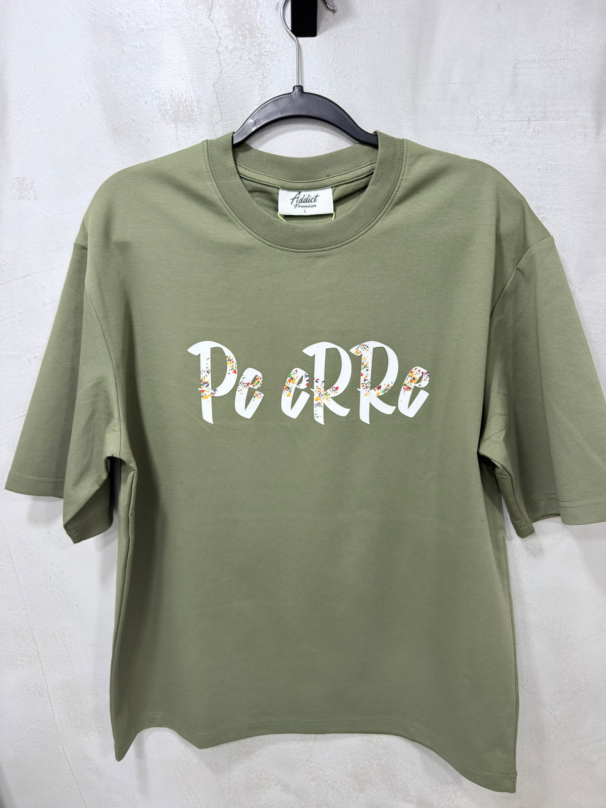 Foto original de la camisa Addict Pe ERRE olive Edition y detalle del diseño