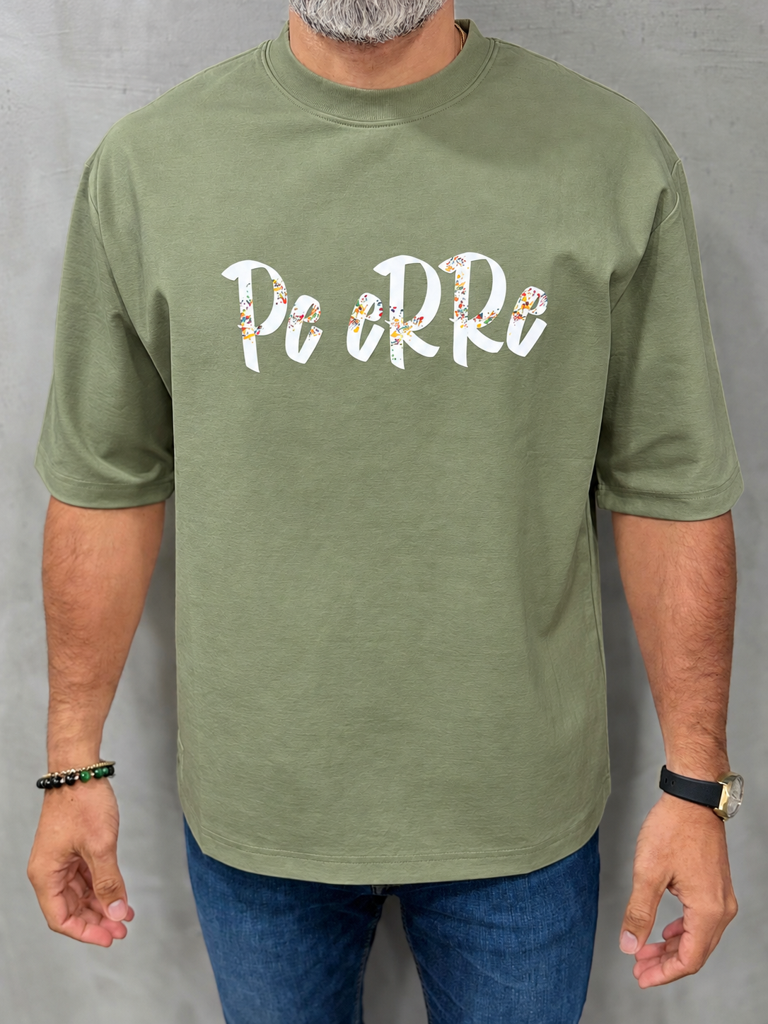 Pe ERRE olive Edition de Addict, T-shirt Oversized con diseño frontal sobre modelo — MW Men's Boutique