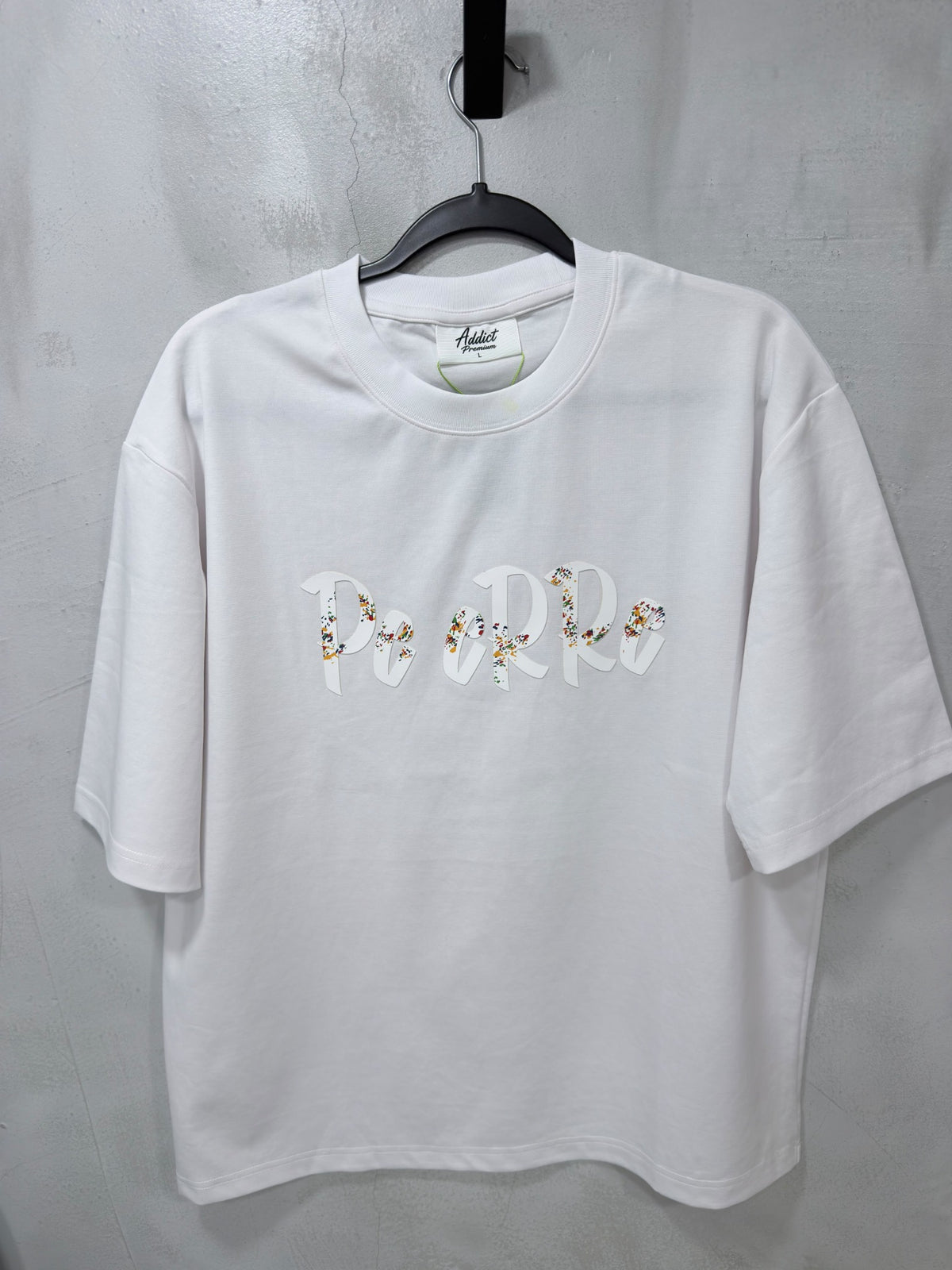 Foto original de la camisa Addict Pe ERRE white Edition y detalle del diseño