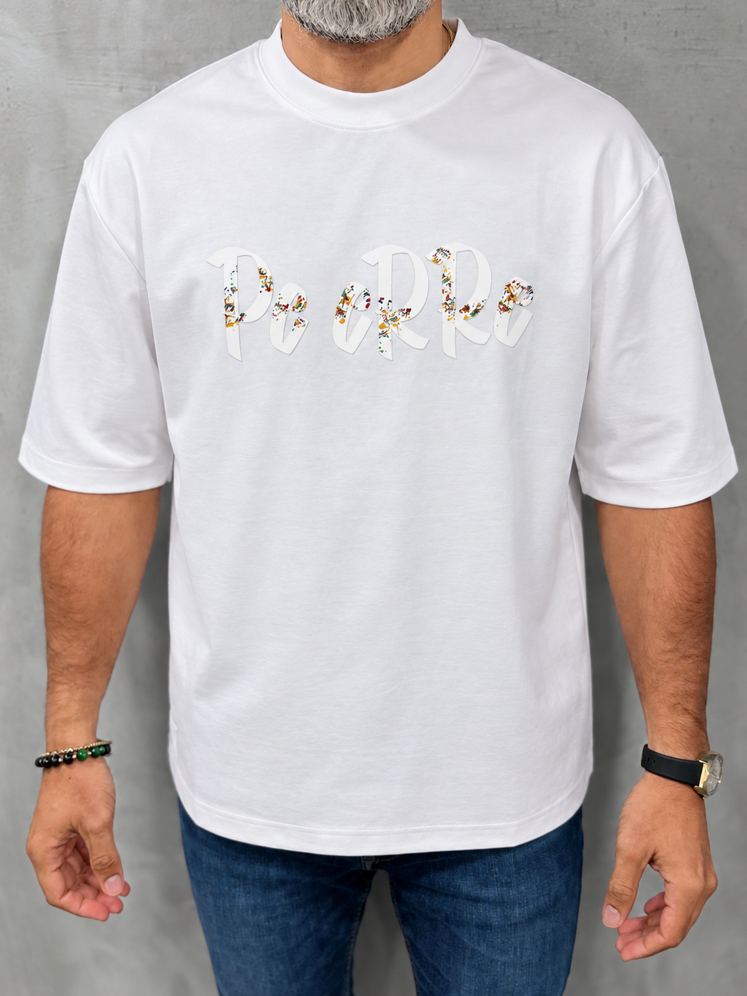 Pe ERRE white Edition de Addict, T-shirt Oversized con diseño frontal sobre modelo — MW Men's Boutique