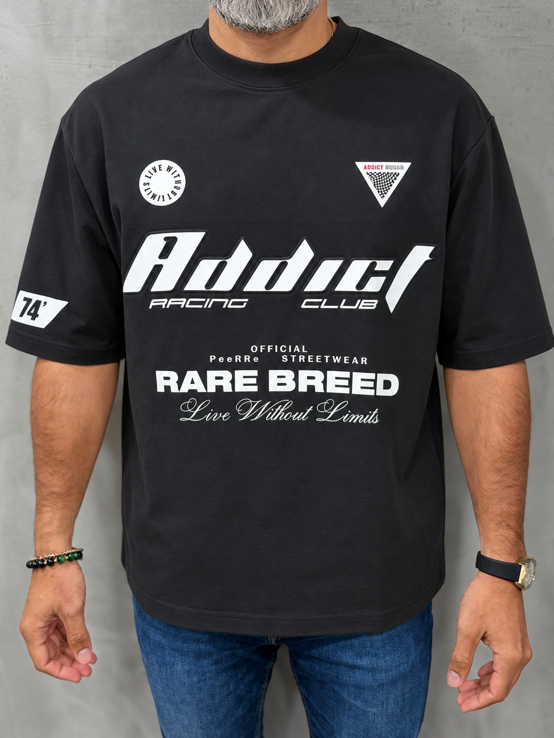 T-shirt Addict Racing black Oversized sobre modelo — MW Men's Boutique