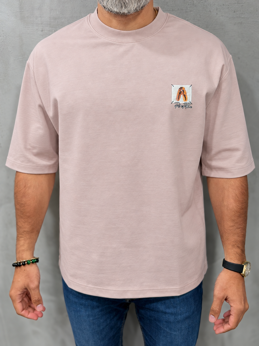 Royal Pe Erre rosa-viejo, vista frontal sobre modelo, Addict Oversized — MW Men's Boutique