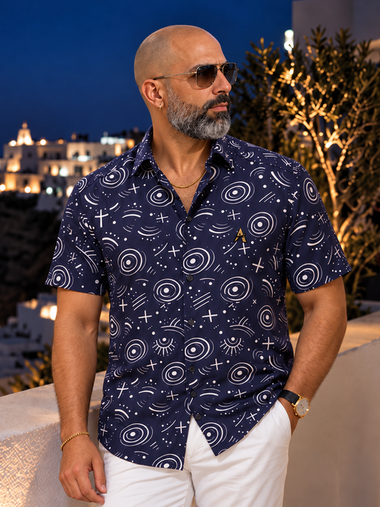 Edberto con gafas y camisa AGS Boo de Addict Gold Series en una terraza nocturna