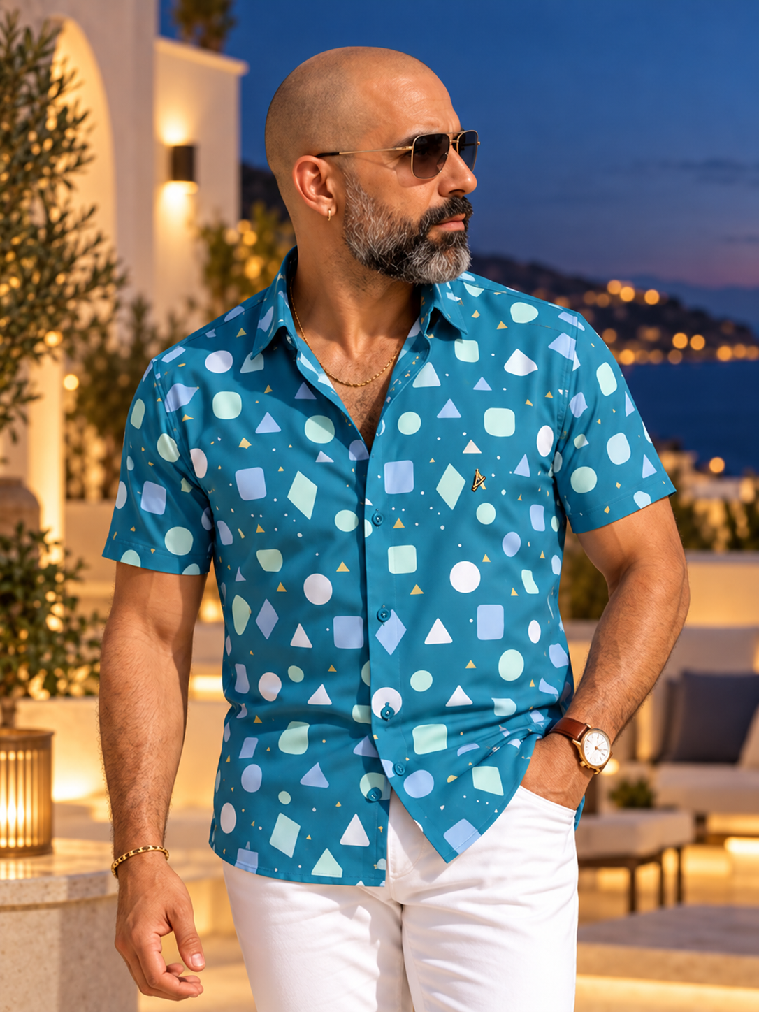 Edberto con camisa Trick or Treat de Addict Gold Series en una terraza al atardecer